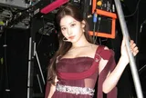Sana (TWICE) gây chú ý với khoảnh khắc hậu trường quyến rũ