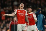 CĐV Arsenal đòi tạc tượng Calafiori sau pha bóng khó tin
