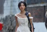 Nữ ca sĩ Hwasa khoe cơ thể mảnh mai đến khó tin trên đường phố