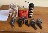 Người đàn ông phát hiện 5 khẩu súng trong túi vải đặt bên đường