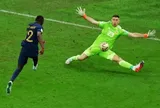 Muani trượt dài sau cú đá hỏng trước Argentina