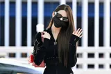 Khung hình sáng ngời ngợi của Jang Won Young (IVE) ở sân bay dù che kín
