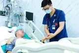 Bác sĩ BV Bạch Mai cảnh báo nguy cơ đột quỵ do tắm ngay sau khi đi nắng
