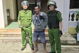 Nghi con bị cô giáo “dìm”, phụ huynh gây náo loạn