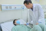 Đưa quả thận đứt rời ra ngoài sửa rồi ghép lại vị trí cũ