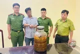 Bắt quả tang người đàn ông mang động vật quý hiếm ngâm rượu đi bán