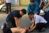 Phó giám đốc bệnh viện cùng đồng nghiệp ép tim cứu người gặp nạn trên đường