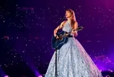 Taylor Swift trở thành nữ nghệ sĩ đầu tiên của làng nhạc thế giới đạt doanh thu cán mốc 2 tỷ USD