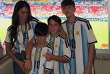 Cảm xúc của vợ con Messi sau trận đấu