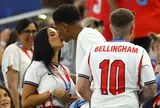 Bellingham hôn bạn gái