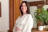 Anne Hathaway mang thai ở tuổi 43, lần đầu khoe bụng bầu sau hành trình vượt qua biến cố