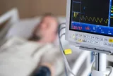 Người đàn ông 62 tuổi suýt tử vong vì mồ hôi ra như tắm, bác sĩ chỉ rõ thói quen "cực độc"