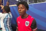 Fan cứng Ronaldo thẫn thờ khi Messi làm nên lịch sử