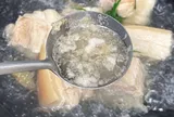 Bọt váng khi luộc thịt càng nhiều "càng độc"? Chuyên gia giải đáp