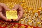 Mua vàng nhẫn, vàng miếng hay giữ tiền mặt có lợi hơn?