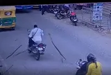 Bị cành cây rơi trúng đầu, người đi xe máy rơi vào trạng thái hôn mê