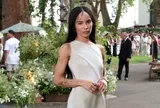 Zoë Kravitz lần đầu khoe rõ nhẫn đính hôn khủng từ Harry Styles