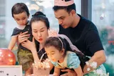 Võ Hạ Trâm và chồng Ấn Độ trùng ngày sinh nhật, mở tiệc cùng 2 con