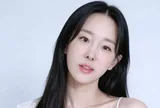 Lee Ji Hye trẻ trung khó tin, tự tin khoe eo thon khi đi xem nhạc kịch