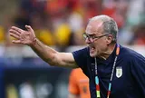 Bielsa tố cầu thủ Uruguay bỏ rơi mình