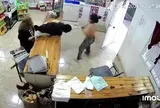 Vào cửa hàng trộm tiền, người phụ nữ bị "lột sạch" áo