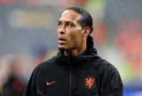 Van Dijk, Koeman bị tố 'phản bội bóng đá Hà Lan'