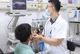 Bố mẹ chữa hóc xương cá bằng mẹo, bé trai phải nhập viện cấp cứu