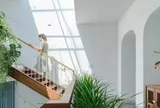 Cuộc sống bình yên bên trong ngôi nhà trắng, xanh lam