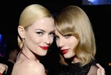 Lý do con đỡ đầu của Taylor Swift vắng mặt trong lễ cưới