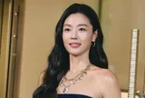 Nữ diễn viên Jeon Ji Hyun gây chú ý với làn da rám nắng hiếm thấy, diện mạo khác lạ