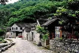 Ngôi làng hơn 600 tuổi nằm trọn dưới đáy hố sụt
