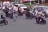 Khoảnh khắc gây sốt mạng: Kíp 115 dừng xe giữa đường cứu bé trai bất tỉnh