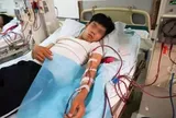 Thiếu niên 17 tuổi suýt mất mạng sau khi bị thứ nước "cực độc" bắn lên người