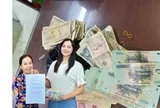 Phát hiện bọc màu đen chứa loạt tờ tiền có mệnh giá từ 1.000 - 500.000 đồng, nữ giáo viên Nguyễn Kiều Oanh lập tức trình báo công an