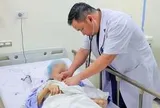 Bác sĩ Việt làm chủ kỹ thuật khó, cứu cụ bà mắc hai bệnh lý nguy hiểm