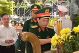 Đại tướng Phan Văn Giang dâng hương tưởng niệm các Anh hùng liệt sĩ tại Công viên Lê Thị Riêng