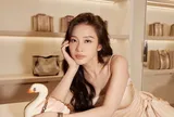 Khả Ngân diện đầm lụa hai dây khoe trọn bờ vai thon gầy