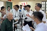 Bệnh viện Mắt Sông Cầu Bắc Ninh khám, tặng quà gần 1.000 người có công dịp 27/7