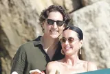 Justin Trudeau chăm sóc Katy Perry đầy tình tứ trên du thuyền