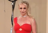 Britney Spears gặp sự cố trang phục khi đang cưỡi ngựa