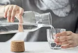 Uống nước ấm 60 độ suốt ngày, cô gái trẻ 20 tuổi đi khám nhận kết quả liền "bật khóc"