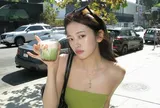 An Yu Jin (IVE) khoe vẻ đẹp trong trẻo giữa nắng hè Los Angeles