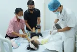 Bé gái 4 tuổi bị chấn thương nặng do áo chống nắng mắc bánh xe máy, bác sĩ đưa ra cảnh báo