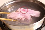 Luộc thịt mãi vẫn hồng, có phải nguồn nước bẩn? Chuyên gia nói điều ít người biết