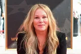 Christina Applegate xuất viện sau gần 4 tháng điều trị