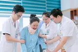 Bác sĩ Việt giúp người phụ nữ Lào tự đi lại sau 8 tháng bị liệt