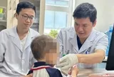 Bé trai 2 tuổi bị chó nhà cắn, vết thương sát động mạch cảnh đe dọa tính mạng
