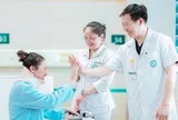 Từng nghĩ sẽ tàn phế suốt đời, người phụ nữ Lào đi lại sau ca mổ ở Việt Nam