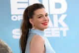 Anne Hathaway gây bất ngờ với mái tóc ngắn nhất trong hơn một thập kỷ