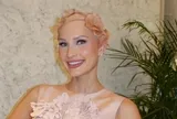 Miss World 2026: Hoa hậu Mỹ Mary Sickler gây xúc động với mái đầu rụng tóc phủ đầy hoa